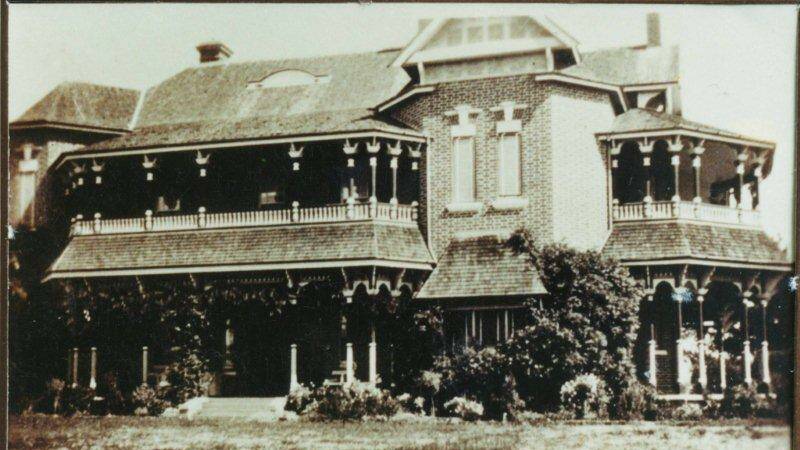 Burnima Homestead circa 1905. In 2015, the owner of the home, Steve Rickett, pointed to part of the front of the house and said: On a full moon the light shining off the windows makes this part of the house resemble a frowning, contorted mouth.