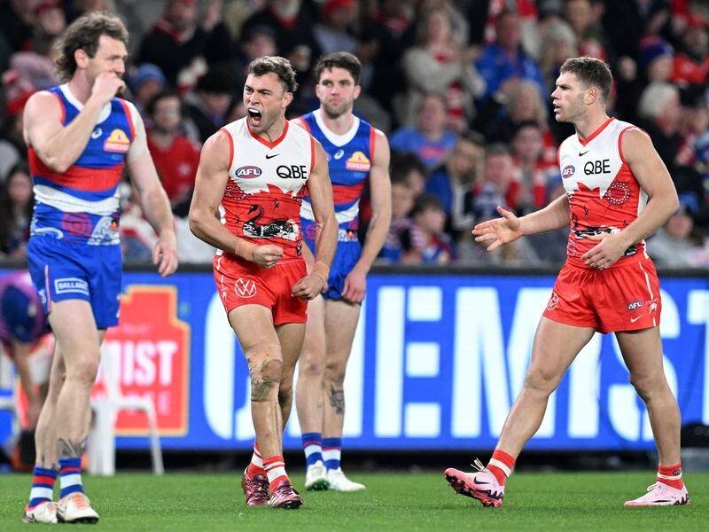Ladder-leading Sydney have hung on for a 14-point win over the Western Bulldogs. (Joel Carrett/AAP PHOTOS)